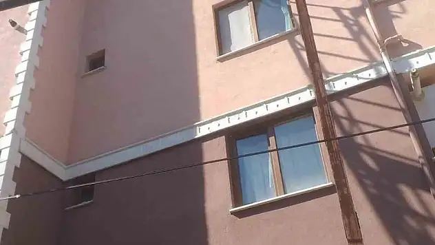 Evde kitli kalan bebeği itfaiye kurtardı