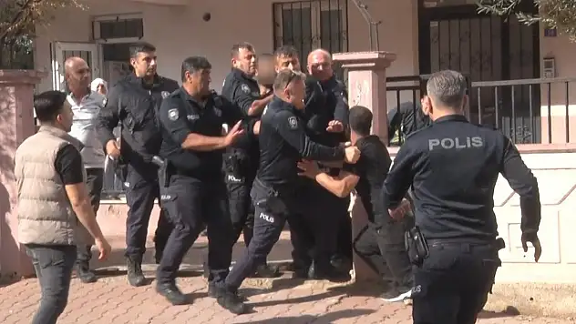 Evi yakmaya çalıştı, akraba dayağı yedi