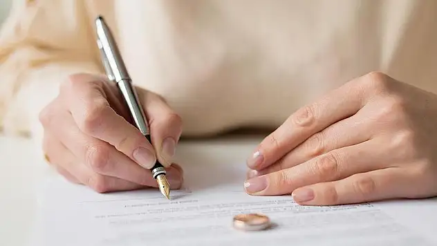 Evli çiftten akılalmaz dolandırıcılık: 43 yılda 12 kez boşandılar