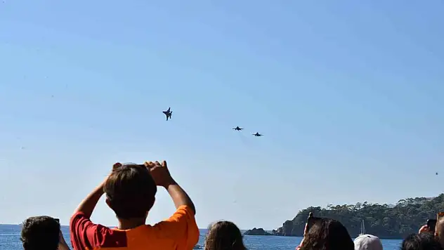 F-16 gösterisi nefesleri kesti
