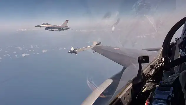 F-16 savaş uçaklarından Karadeniz'de eğitim uçuşu