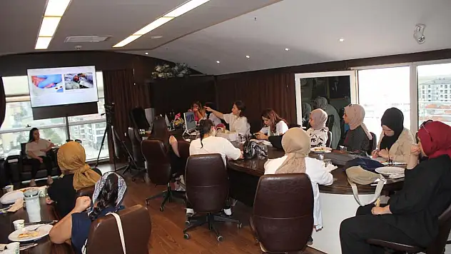 Farabi Hastanesi anne adaylarını seminerde bilgilendirdi