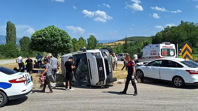 Feci kaza! Otomobil ile minibüs çarpıştı: 3'ü ağır 18 yaralı