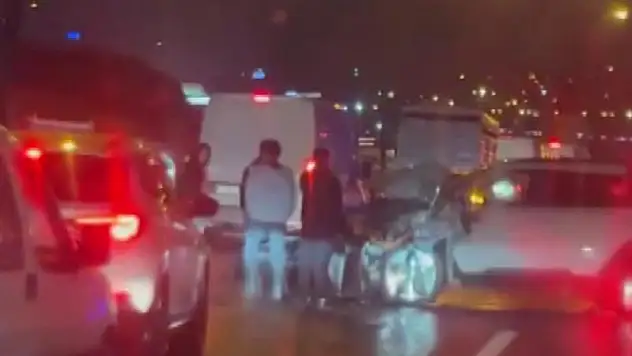 Feci kaza! Otoyolda 17 araç birbirine girdi!
