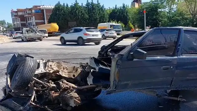 Feci kaza sonrası otomobil hurdaya döndü! 3'ü ağır 4 kişi yaralandı!