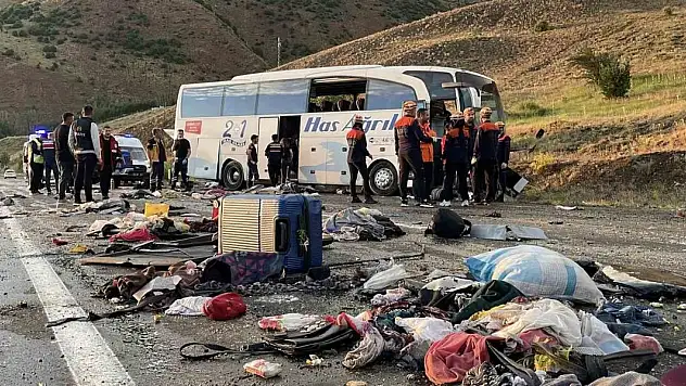 Feci kaza! Yolcu otobüsü dağ yamacına çarptı: 4 ölü, 33 yaralı