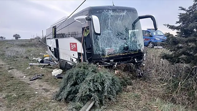 Feci kaza! Yoldan çıkıp boş araziye giren tur otobüsündeki 37 kişi yaralandı