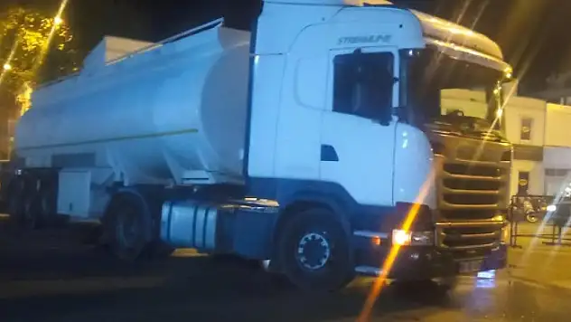 Feribot kuyruğundaki tankerden yüzlerce litre motorin yola aktı