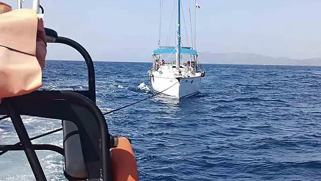 Fethiye'de arızalanan yelkenli tekne kurtarıldı