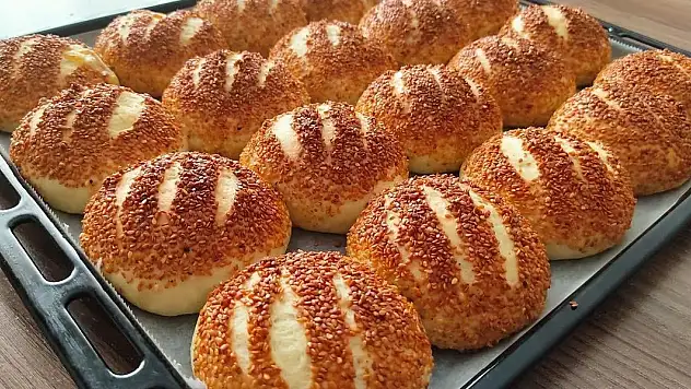 Fırından çıktığı anda lezzetine şaşıracaksınız. Pastane usulü simit poğaçanın tarifi