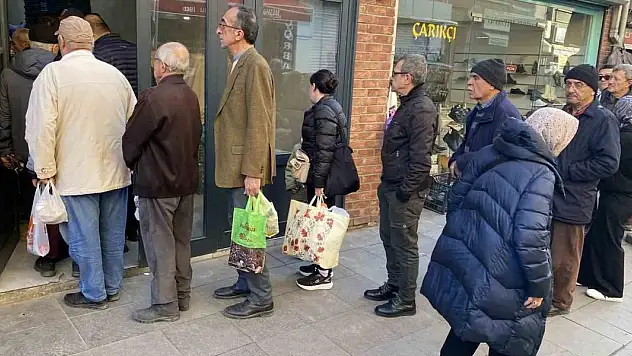 Fırınların önünde metrelerce pide kuyruğu oluştu
