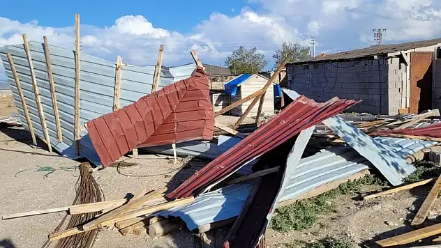 Fırtına Kulu'da hasara neden oldu