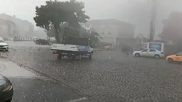 Fırtınada çatılar uçtu, ağaçlar devrildi
