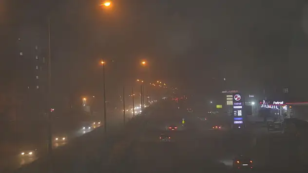 Fırtınada motosikleti devrilen kurye yaralandı