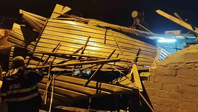 Fırtınada uçan su deposu, yan evin banyosuna düştü
