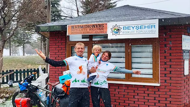 Fransız aile 2 yaşındaki bebekleriyle bisikletle Beyşehir'e ulaştı