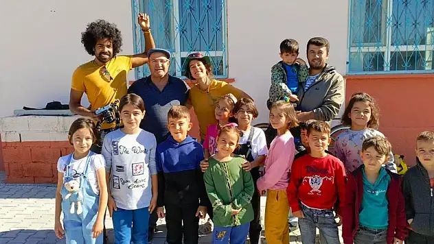 Fransız turistler Karapınar'da okul bahçesine kamp kurdu