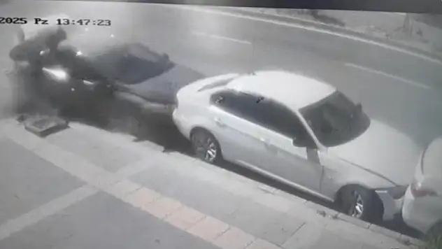 Fren yerine gaza basan sürücü 4 araca çarptı! O anlar kamerada