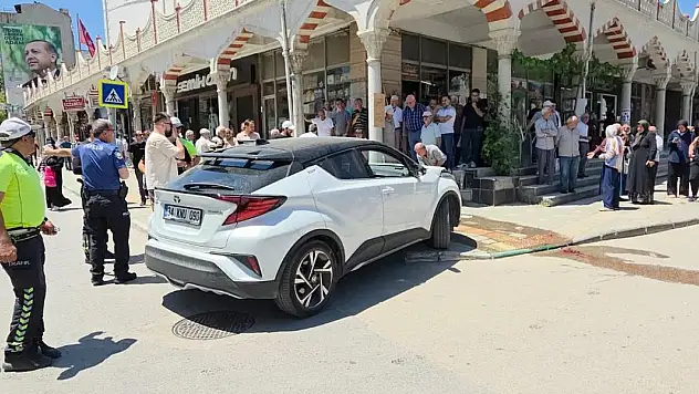 Fren yerine gaza bastı, yayaların içine daldı! İşte o anlar...