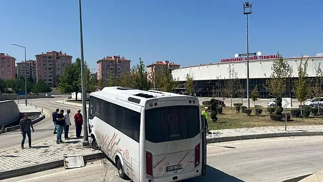 Freni arızalanan midibüs otobüs terminali araç giriş yoluna düştü: 15 yaralı