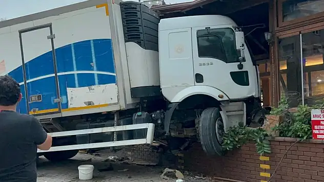 Freni Arızalanan Tır, İş Yerine Daldı! Kaza Anı Kamerada
