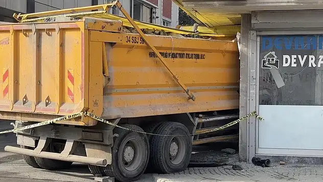 Freni boşalan kamyon iş yerine girdi