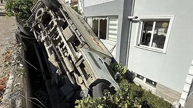 Freni Boşalan Kamyonet Apartman Bahçesine Düştü!