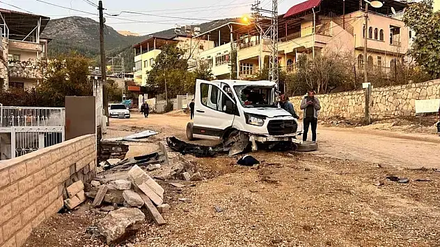 Freni patlayan kamyon 2 aracı biçti, ortalık savaş alanına döndü: 4 yaralı