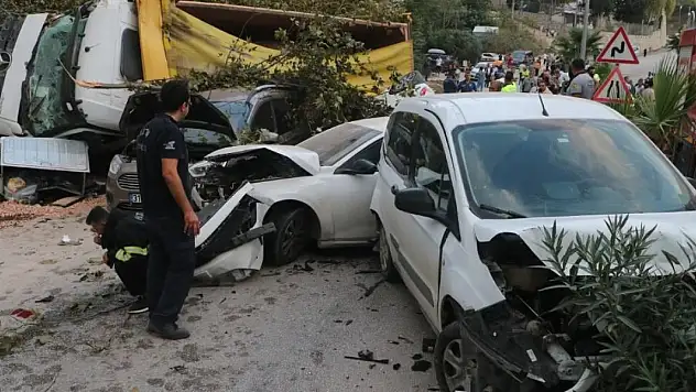 Freni patlayan kamyon 9 aracı ezdi