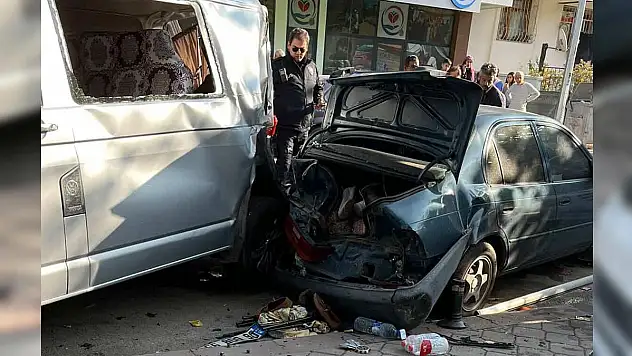 Freni tutmayan kamyon park halindeki 4 aracı biçti!