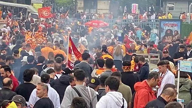 Galatasaraylı taraftarlar Yenikapı'ya akın etti