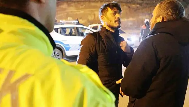 Gazetecilere küfredip polise ecel teri döktürdü