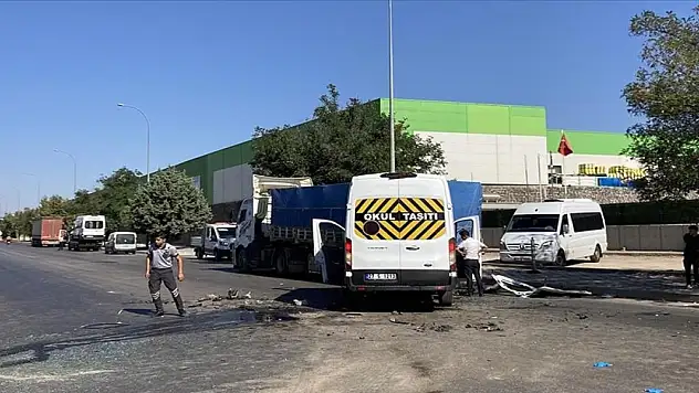 Gaziantep'te iki işçi servisi ile tırın karıştığı kazada 21 kişi yaralandı