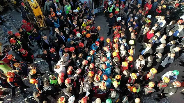 Gebze'de çöken binanın enkazından 1 kişi sağ çıkarıldı