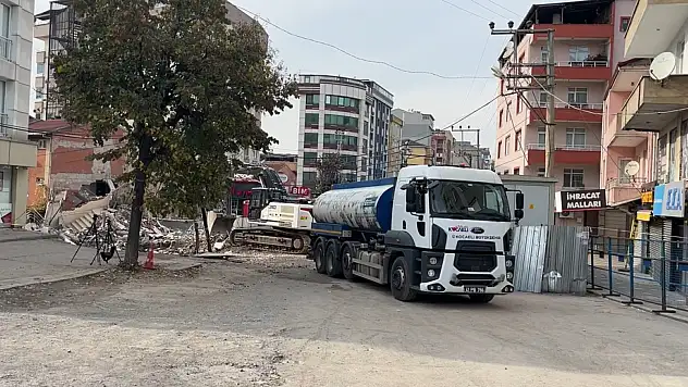 Gebze'de yıkılan binanın enkazını kaldırma çalışmaları sürüyor