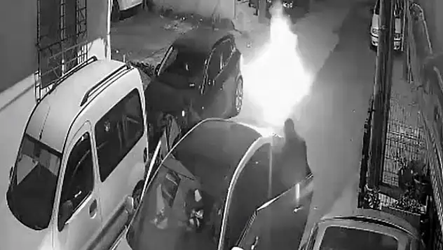Gece saatlerinde geldikleri sokakta havai fişek ateşleyip kaçtılar
