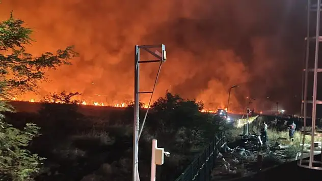 Geceyi aydınlatan anız yangını korkuttu