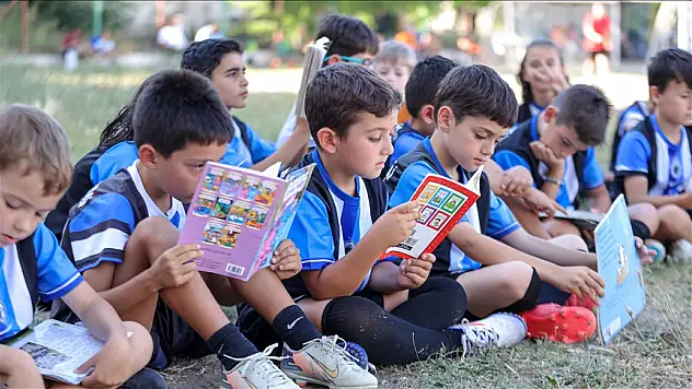 Geleceğin futbolcuları kitap okumadan sahaya çıkmıyor