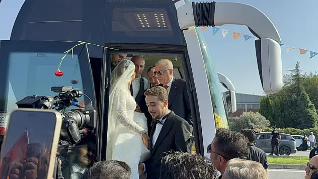 Gelinlik ve damatlıkla Cumhurbaşkanı Erdoğan'ı karşıladılar