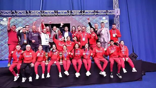 Genç boksörler Macaristan'da tarih yazdı
