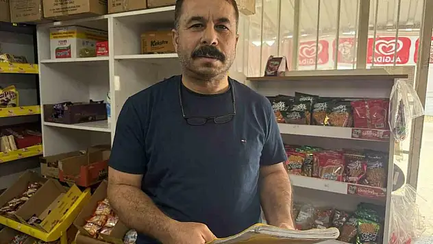 Gizemli hayırsever bakkalın veresiye defterini satın aldı