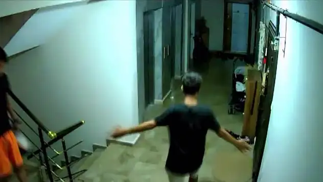 Göbek Atıp Ayakkabı Çaldılar!