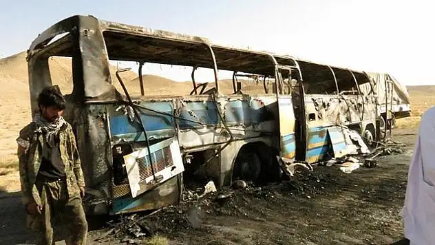 Göçmenleri taşıyan otobüs kaza yapıp alev aldı: 71 ölü