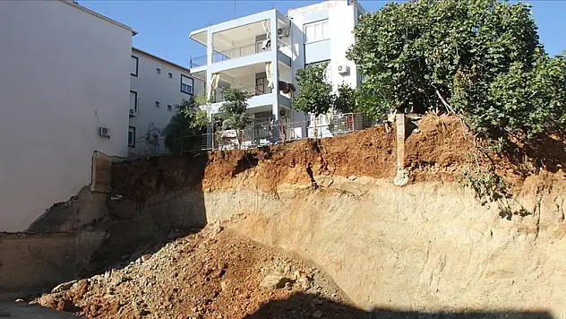 Göçükte zarar gören evlerinden tahliye edilen aileler bekleyişini sürdürüyor
