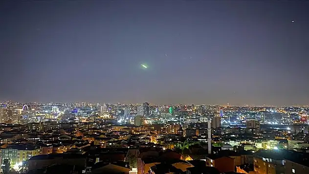 Gökyüzünden süzülen parlak ışık kümesi heyecan uyandırdı