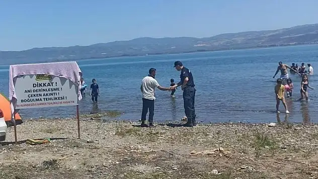 Göle girilmez tabelasına havlu asıp yüzdüler