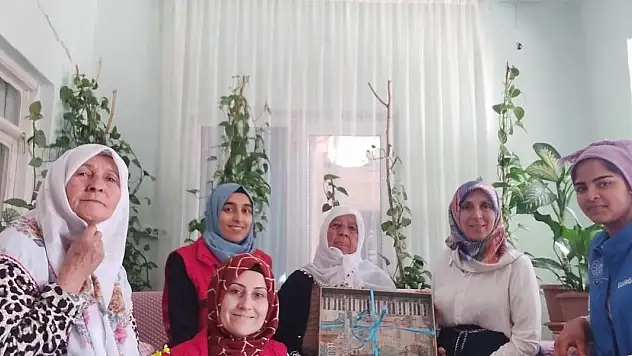 Gönüllü gençler yaşlı çınarları unutmadı