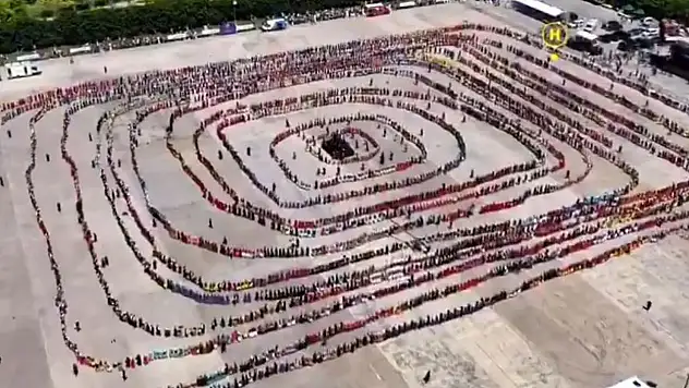 Görenlerin tüyleri diken diken oldu! 5 bin kişilik horonla rekor kırıldı
