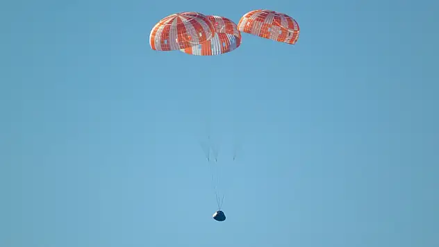Görevini başarıyla tamamlayan Orion kapsülü geri getirildi