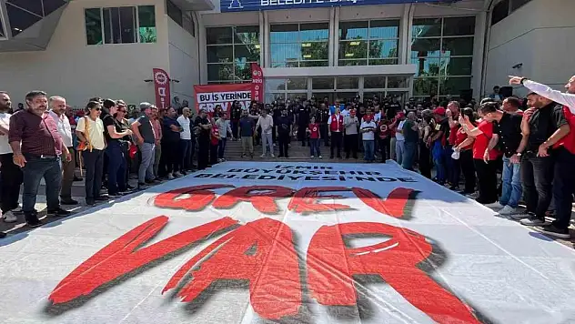 Greve çıkan binlerce işçi İzmir Büyükşehir önünde toplandı